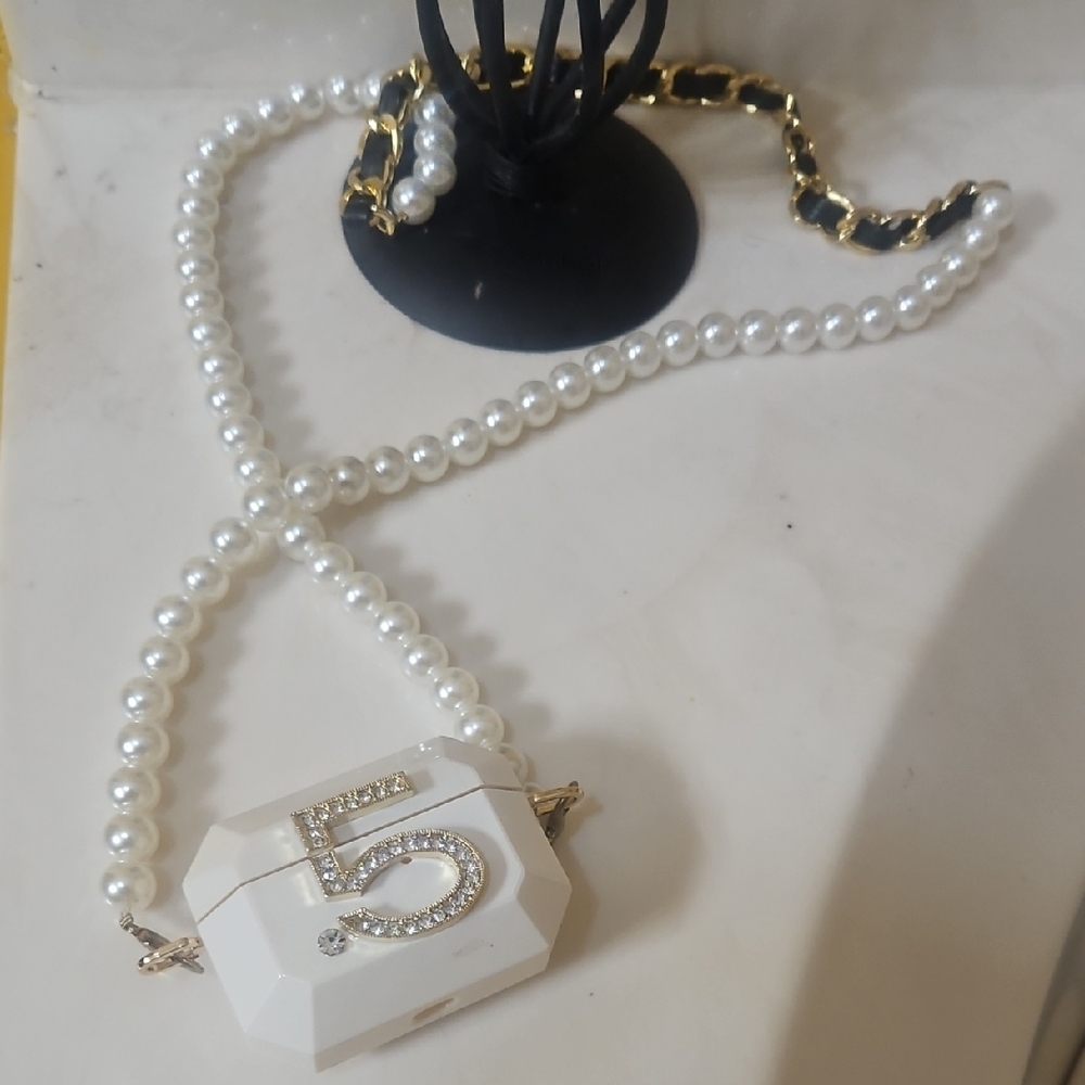 Chic White Pearl and Gold Necklace
